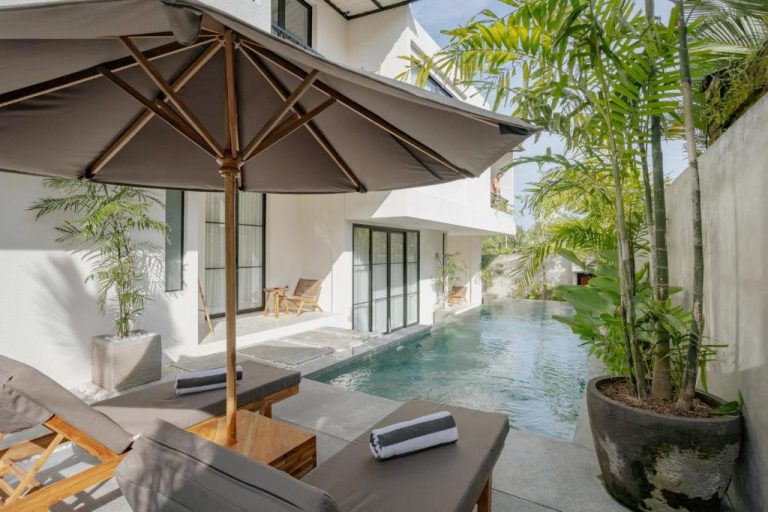 Pool with parasol and sun loungers at Narasea Canggu