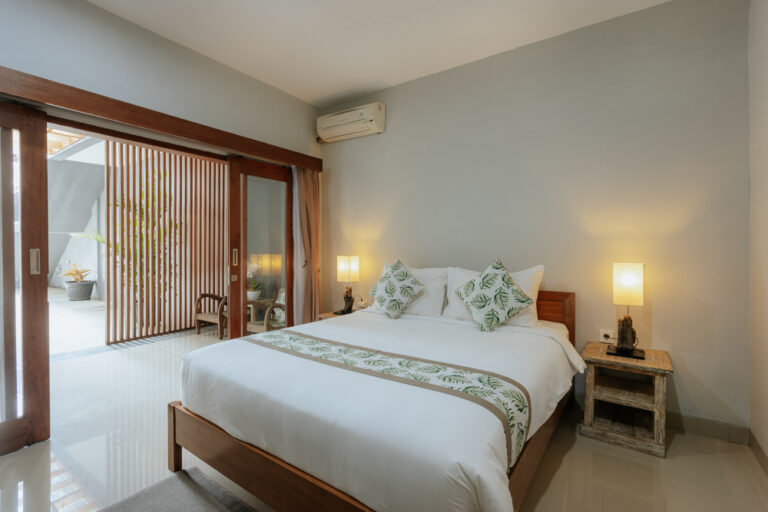 Room with king-size bed and bedside lamps at Nudel Room