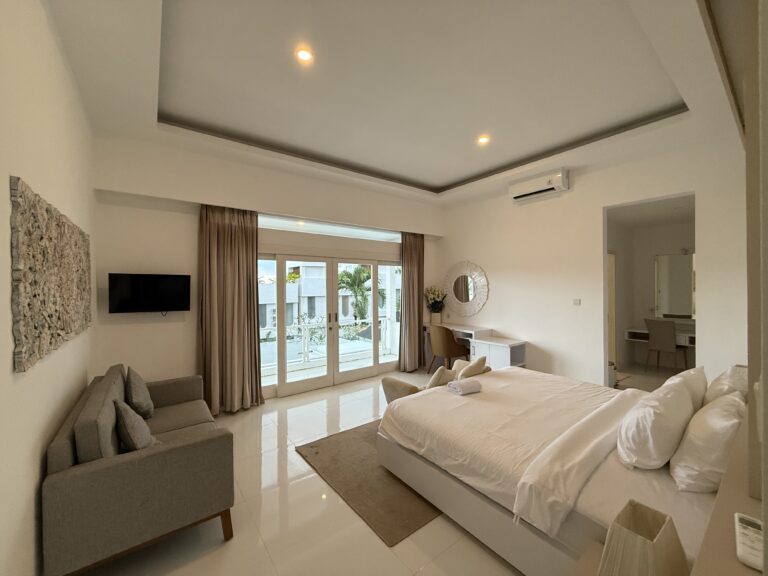 Bedroom with seating area and TV at Panoramic Villa