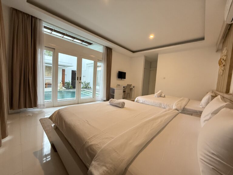 Bedroom with king-size bed and garden view at Panoramic Villa