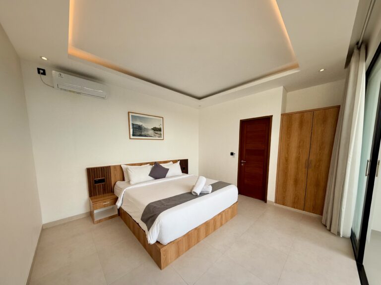 King-size bedroom with wardrobe, air conditioning and cove lighting